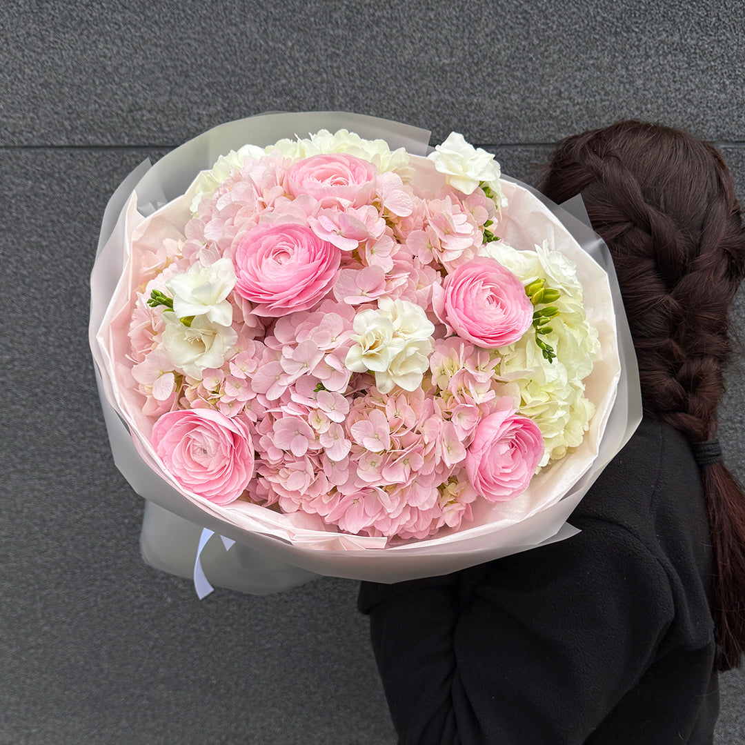 Bukiet z ranunculusów, frezji i hortensji