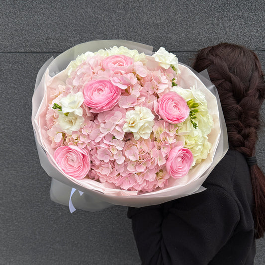 Bukiet z ranunculusów, frezji i hortensji