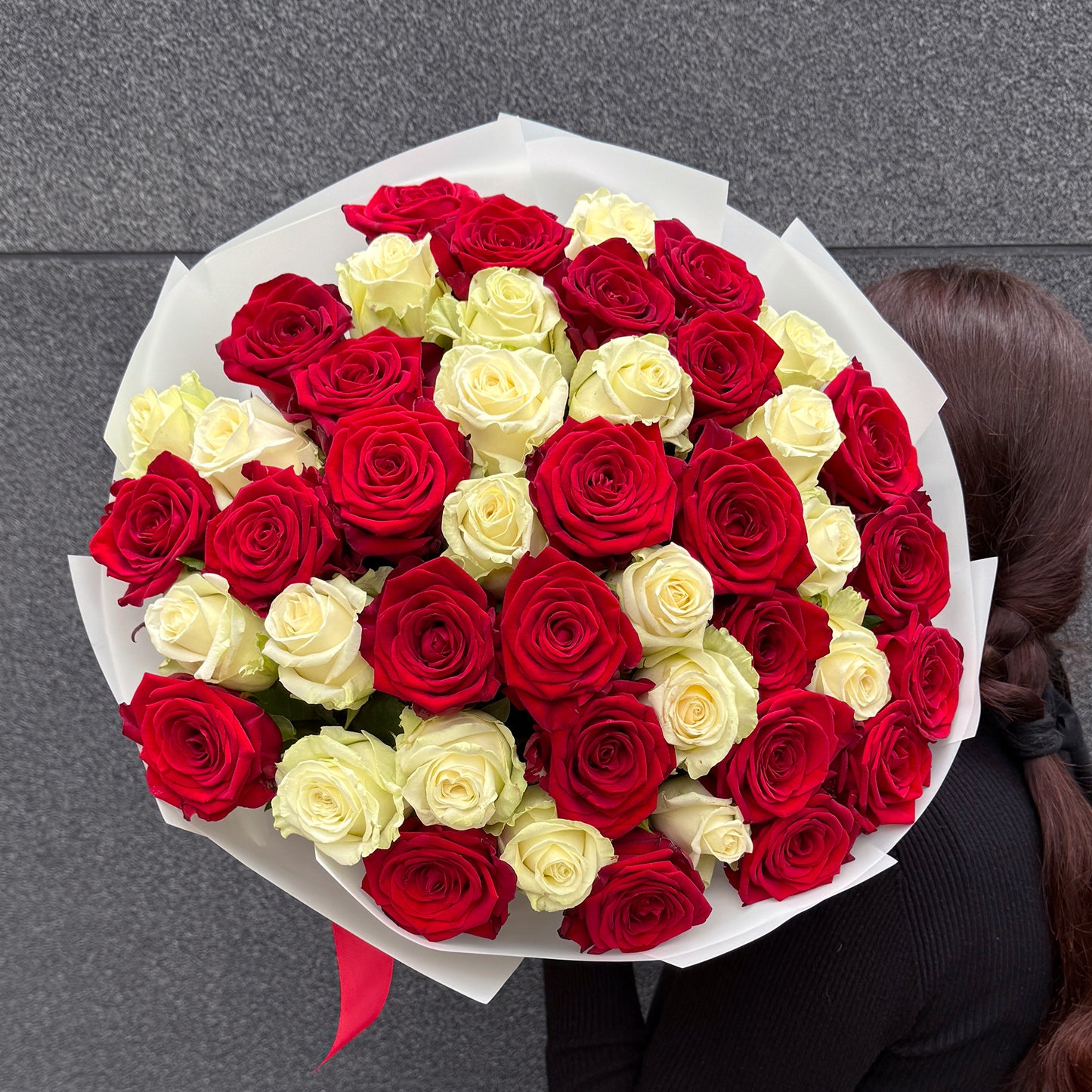 Bukiet czerwono-białych róż