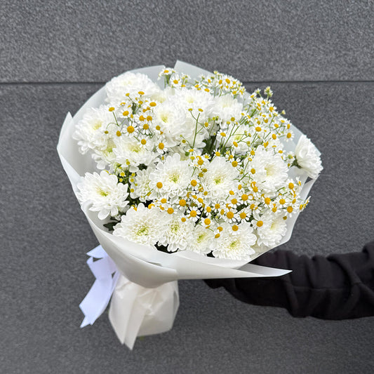 Bukiet w rozmiarze S z margaretek i rumianków przygotowany w kwiaciarni w Warszawie